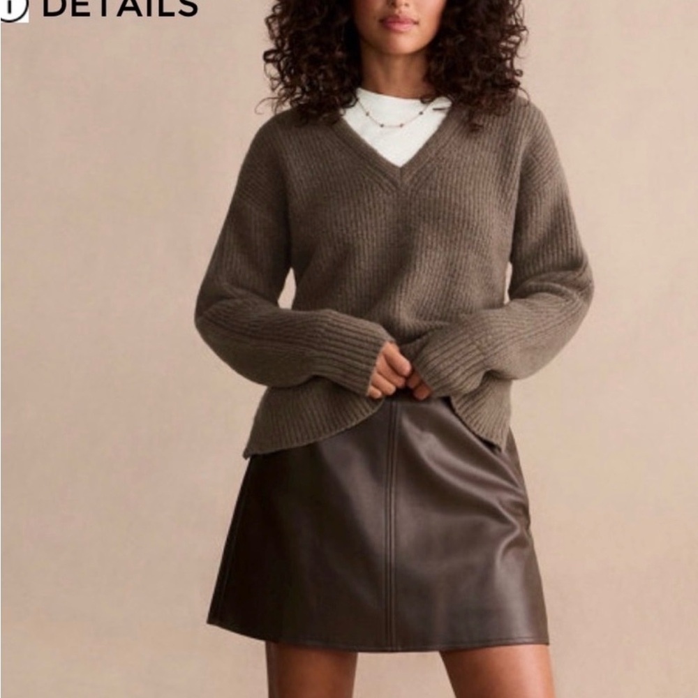 CAbi Mocha Pullover
Medium 
Style 4984 
Fall 2025